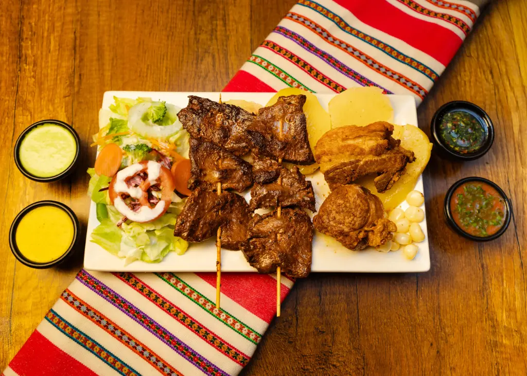 ANTICUCHOS DE CORAZÓN + CHICHARRÓN