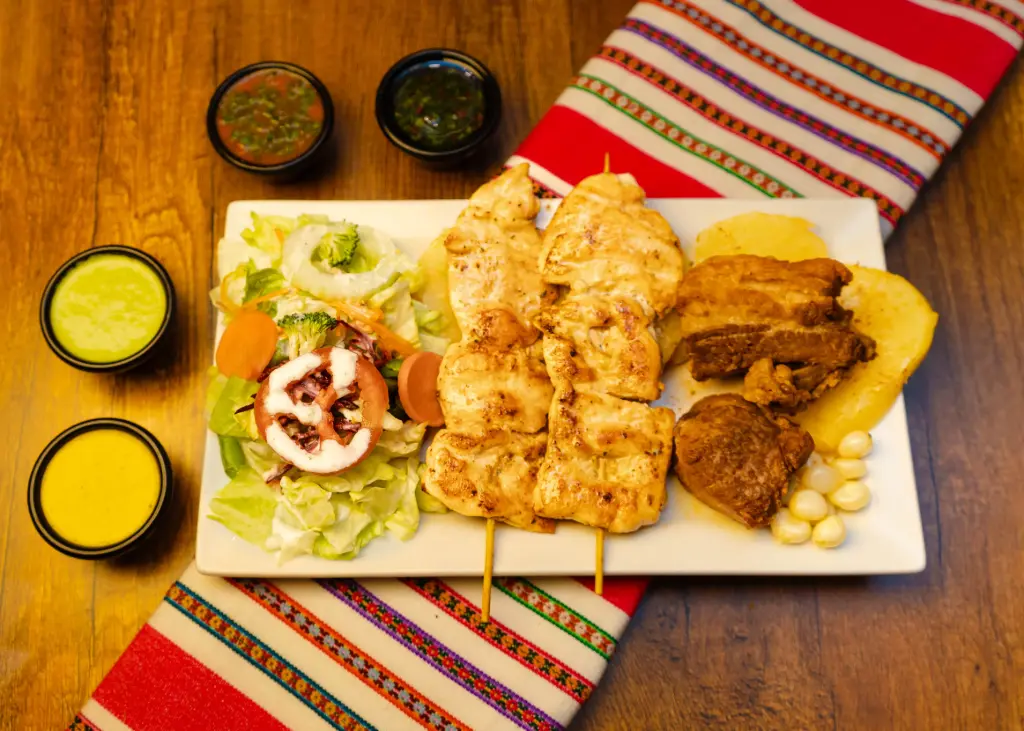 ANTICUCHOS DE POLLO + CHICHARRÓN