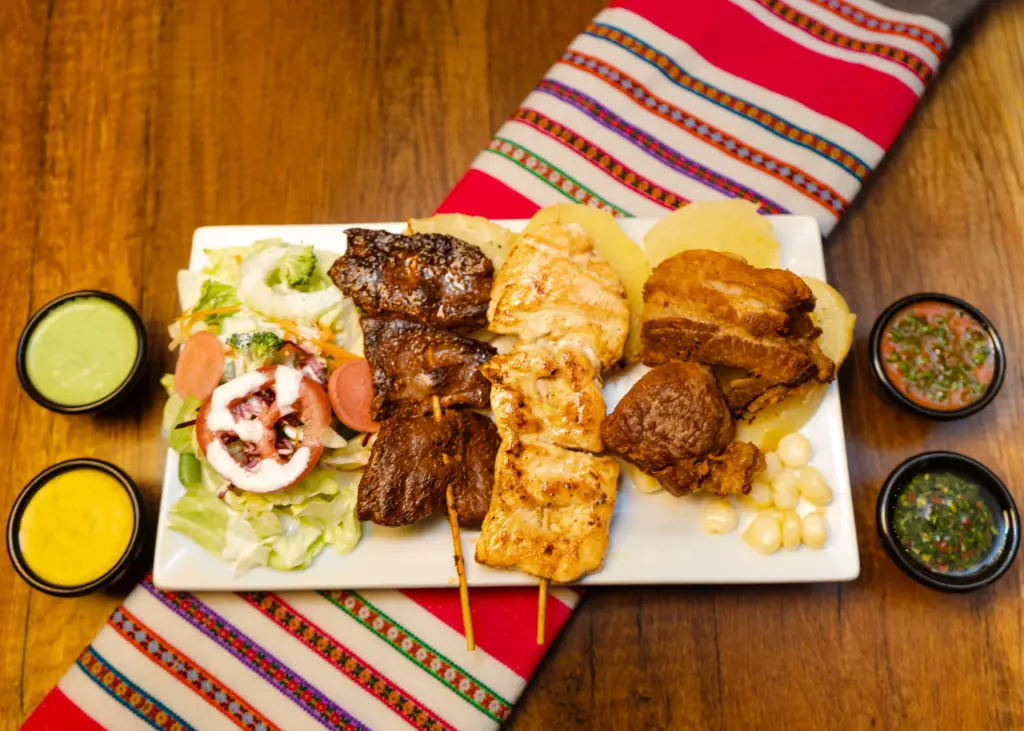 ANTICUCHO MIXTO + CHICHARRÓN