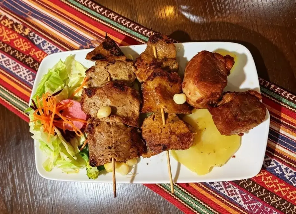 ANTICUCHO UBRE + CHICHARRÓN