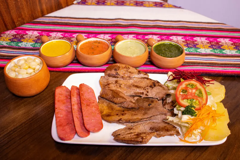 ANTICUCHOS DE CORAZÓN + CHICHARRÓN