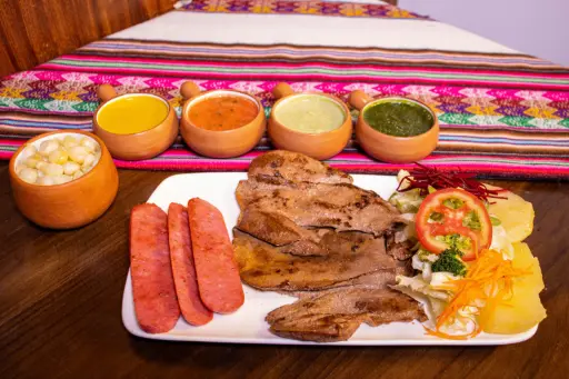 ANTICUCHOS DE CORAZÓN + CHICHARRÓN