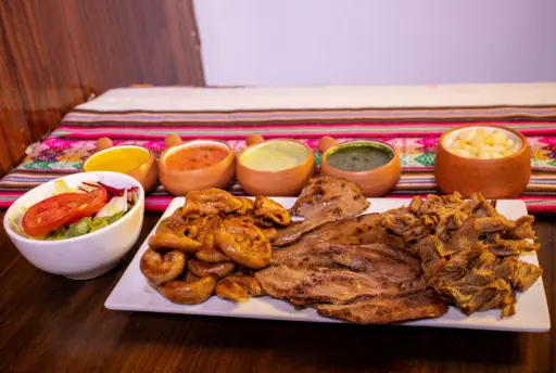 ANTICUCHOS DE POLLO + CHICHARRÓN